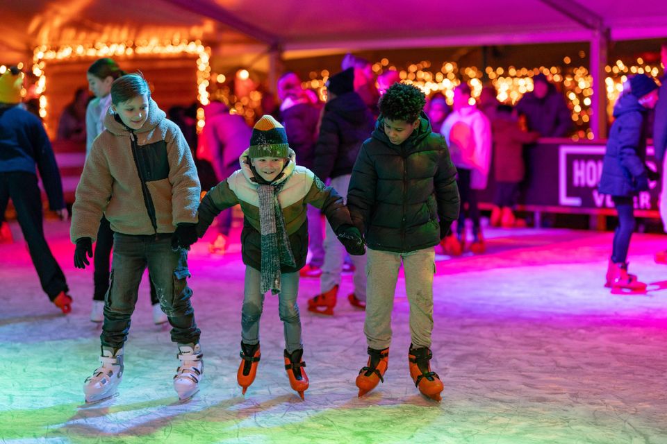 Kinderen die aan het schaatsen zijn op de ijsbaan op de Koemarkt in Purmerend