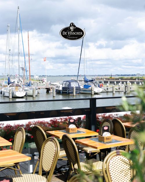 Uitzicht van het terras op de haven van Marken bij Taverne De Visscher.
