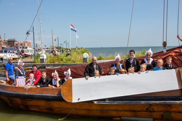 Mensen in klederdracht op een botter tijdens de Volendammerdagen 2026