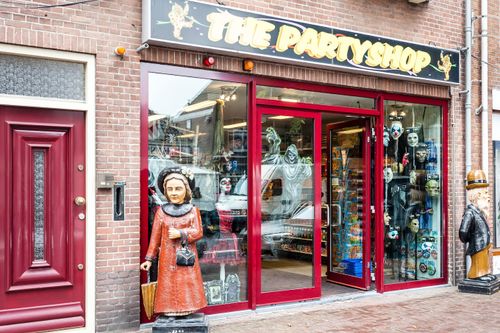 Gevel van The Partyshop in Purmerend.