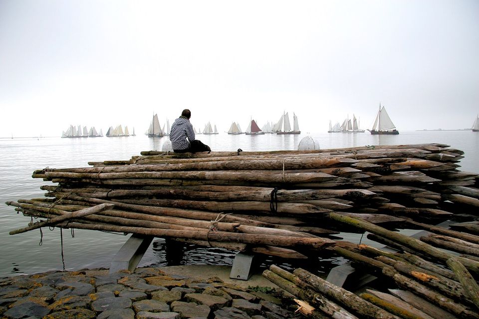 Schilderachtige foto van man in de haven van Volendam.
