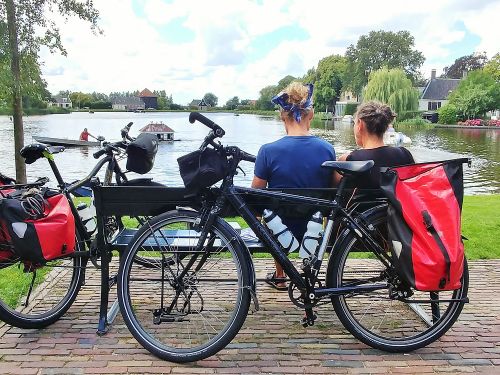 Fietsers rusten uit op een bankje in Broek in Waterland.