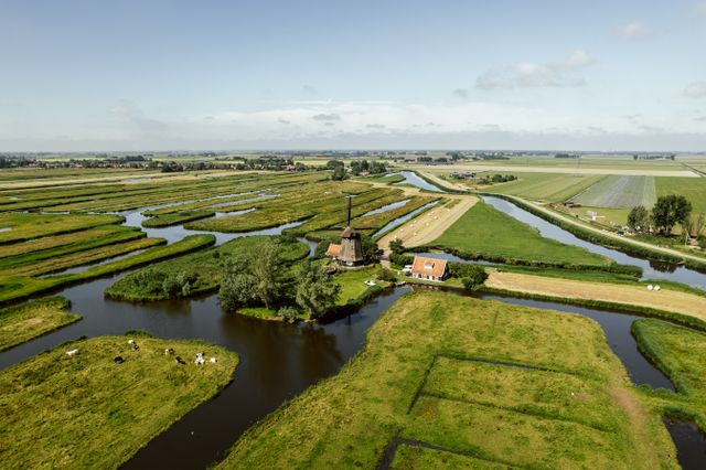 Een dronefoto van de Eilandspolder waar ook een molen staat
