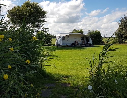 Een caravan op Camping Weidevogelzicht in Kwadijk