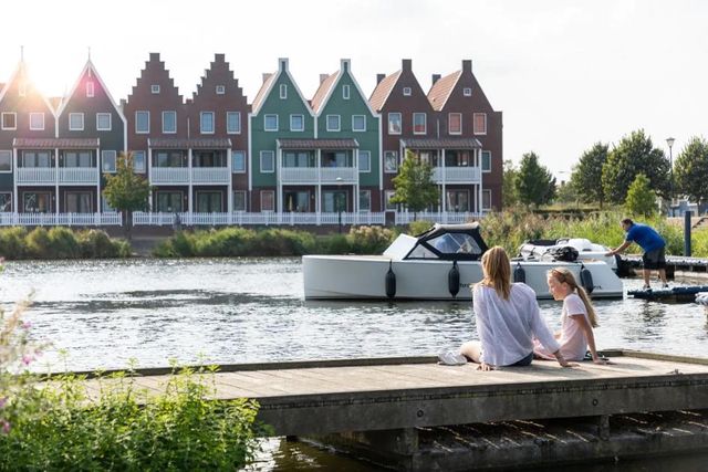 Moeder en dochter op de steiger aan het water bij Roompot Marinapark Volendam.