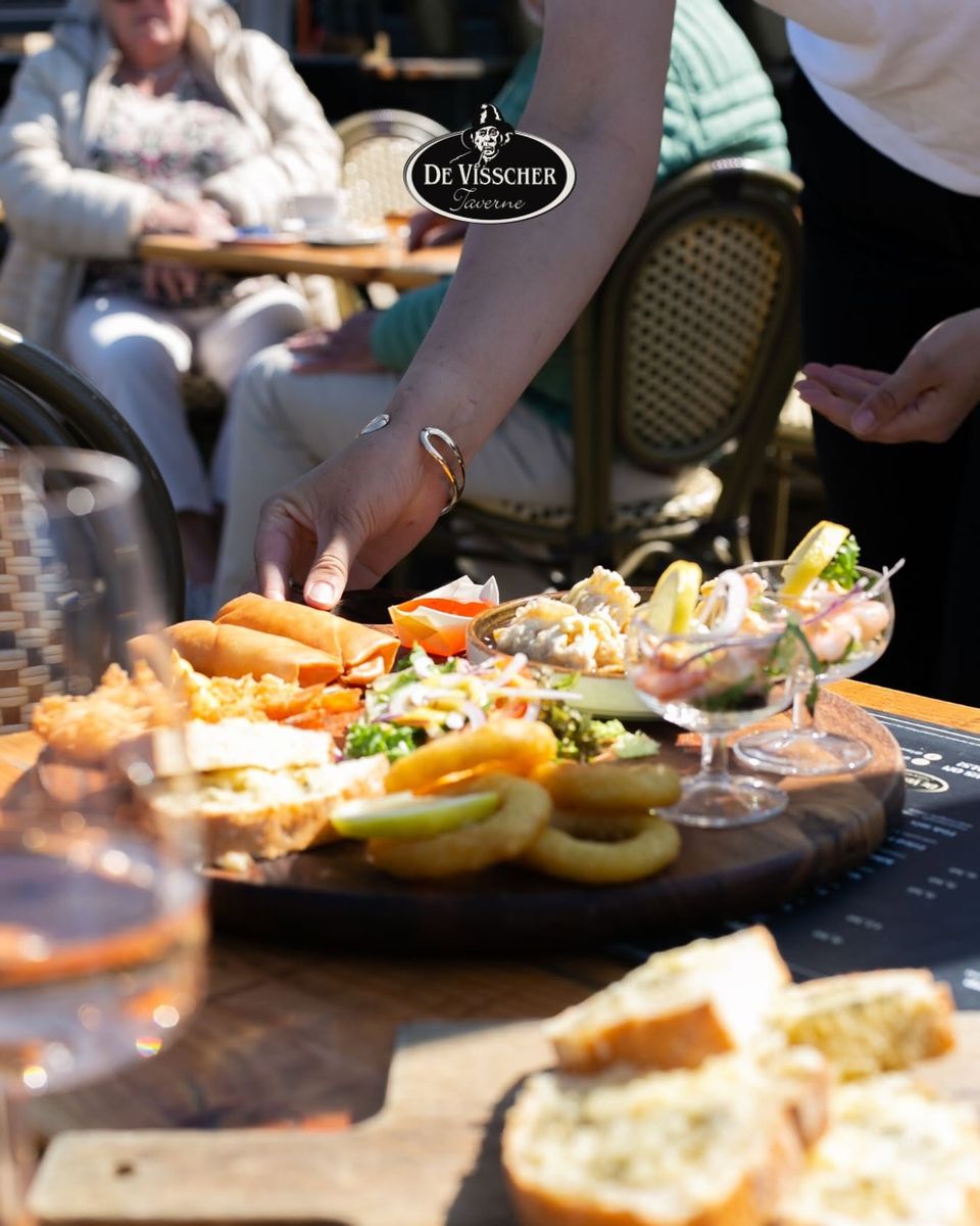 Lekkere borrelplank op het terras bij Taverne De Visscher
