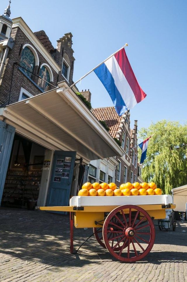 De Kaaswaag op de Kaasmarkt van Edam.