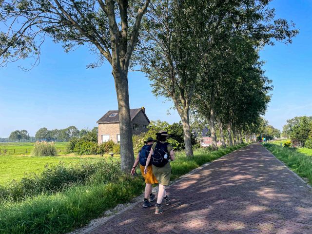 Twee vrouwen die aan het wandelen zijn