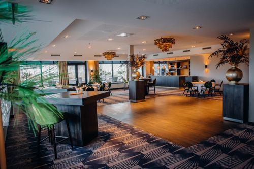 Een vergaderzaal met tafels en stoelen bij Van der Valk Akersloot