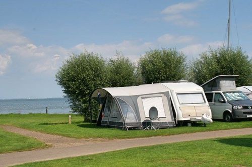Een caravan op de Camping Strandbad Edam