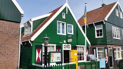 Een foto van de groene voorgevel van het Marker Museum