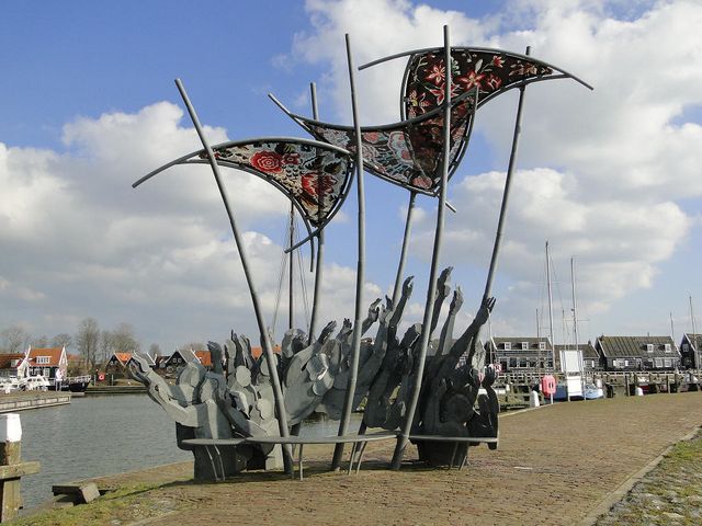 Monument 'The Wave' op Marken