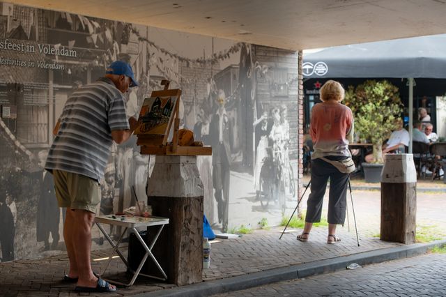 Mensen die aan het schilderen en fotograferen zijn tijdens de Volendammerdagen 2026