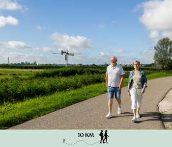 Wandelaars tijdens de wandeling "Wormer- en Jisperveld; een weidevogelparadijs"