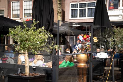Mensen die op het terras zitten in Purmerend