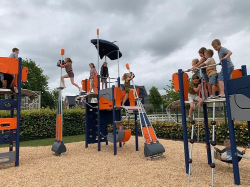 Kinderen op een speeltoestel in Speeltuin De Spelemei in Zuidoostbeemster