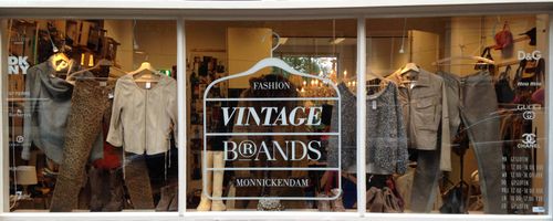 Etalage van de tweedehandswinkel Vintage Brands in Monnickendam.