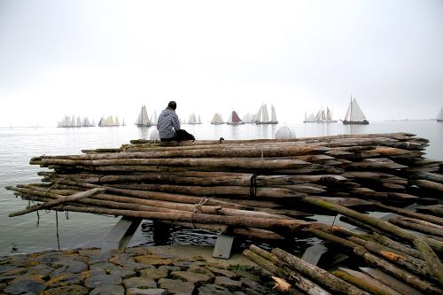 Schilderachtige foto van man in de haven van Volendam.