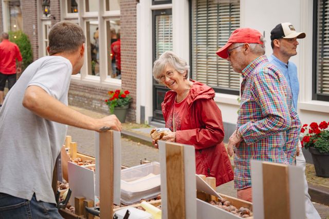 Mensen die bij de kramen kijken tijdens de Braderie in Edam