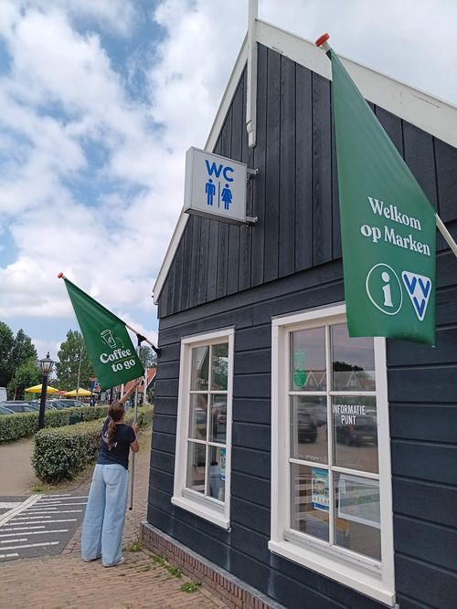 Informatiepunt bij de parkeerplaats op Marken.