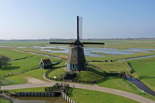 Molen de Braak in Etersheim met op de achtergrond een prachtig weids uitzicht.