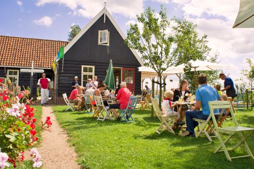 De tuin van Theetuin Overleek in de zomer.