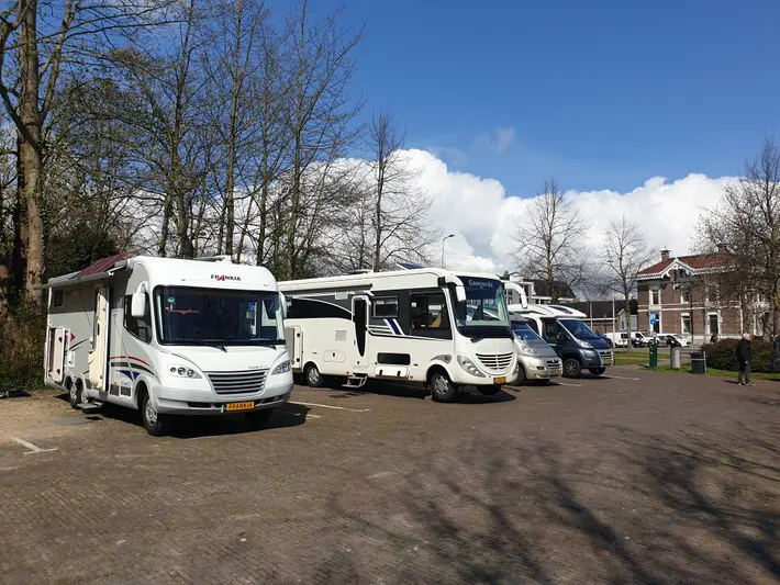 Camperplaats Het Bolwerk in het centrum van Purmerend met diverse campers.