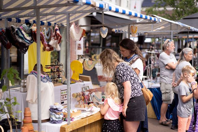 Een kraam met mensen op de De Laag Hollandse Makersmarkt in Purmerend