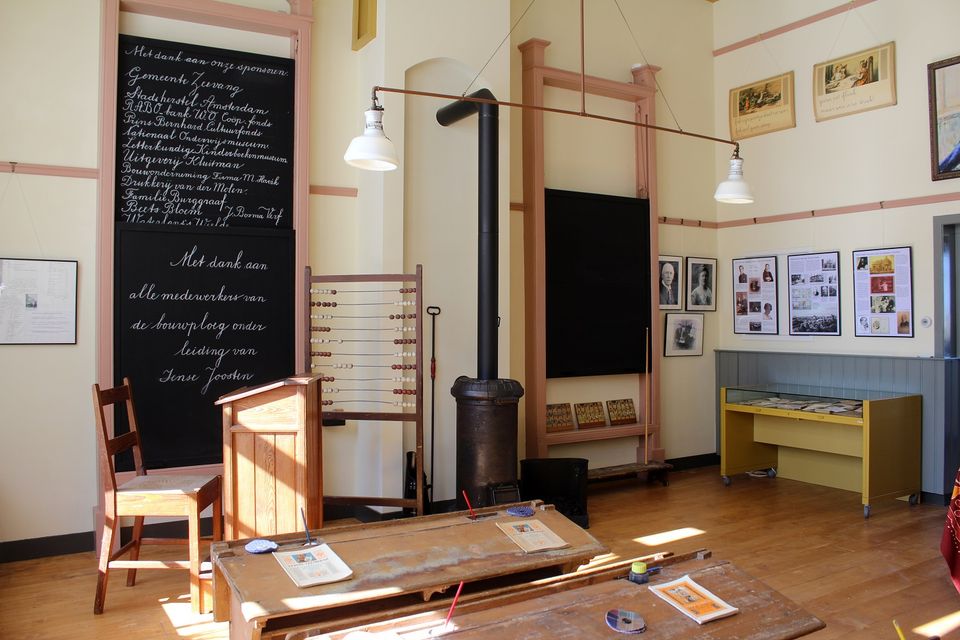 Het interieur van museum Het Schooltje van Dik Trom in Etersheim.