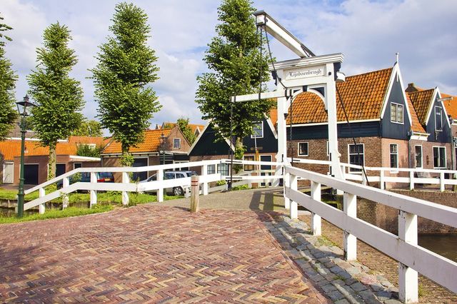 Stockfoto van een brug in Monnickendam.