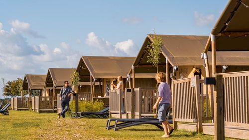 Lodges met mensen bij Erfgoedpark de Hoop