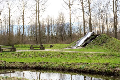 Een glijbaan in het speelbos in Purmerend.
