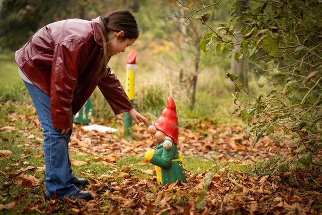 Een meisje die naar een kabouter wijst tijdens het wandelen van de Beemster Kabouterpad