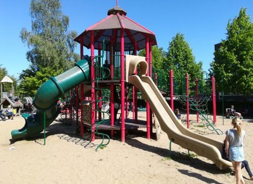 Speeltoestel met glijbaan in Speeltuin Monnickendam.