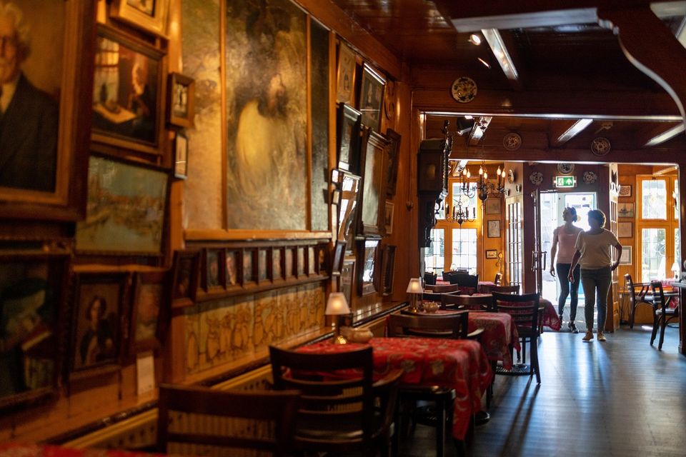 Prachtige kunstwerken komen je tegemoet bij de entree in Hotel Spaander.