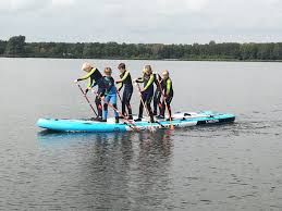 Mensen op een mega sup board