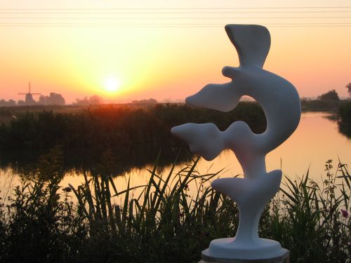 Een beeld met zonsondergang in de beeldentuin van Nic Jonk.