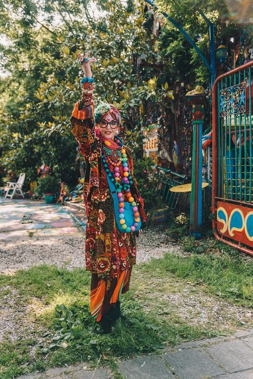 Petra Heyboer die zwaait bij de Anton Heyboer Gallery