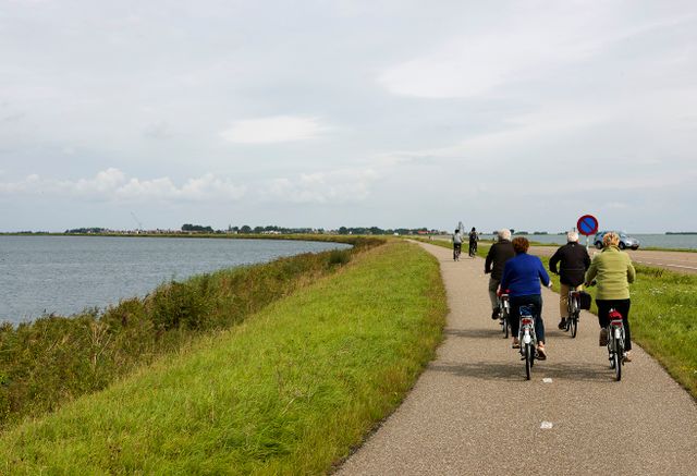 Fietsers op de dijk naar Marken