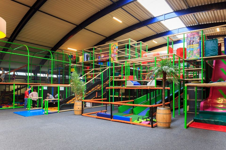 Diverse kleurrijke speeltoestellen in Monkey Town Indoor Speelparadijs in Purmerend.