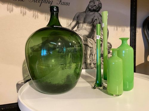 Groene vazen te koop bij Noppes Kringloopwinkel Volendam.