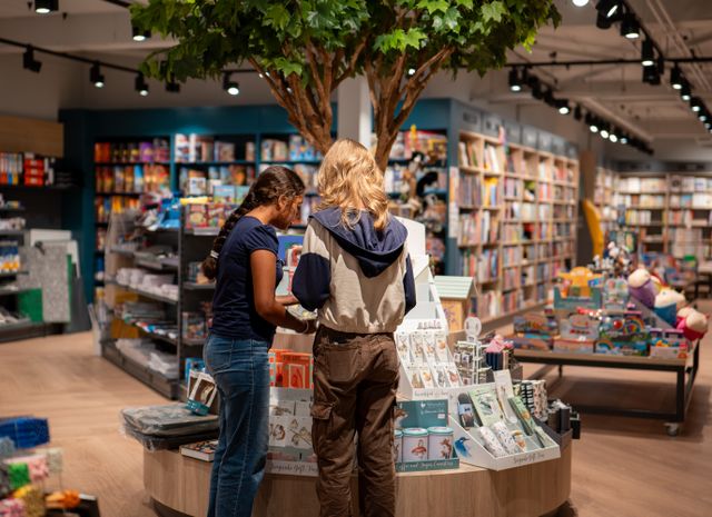 Een klant winkelt bij Stumpel.