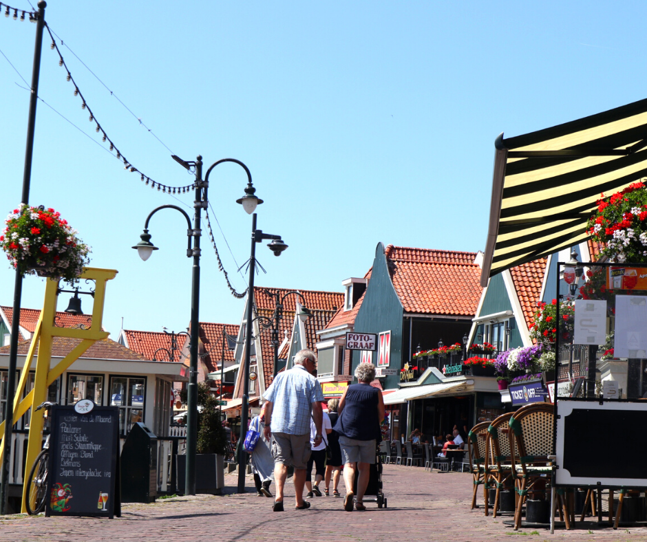 Mensen wandelen op de Dijk in Volendam.