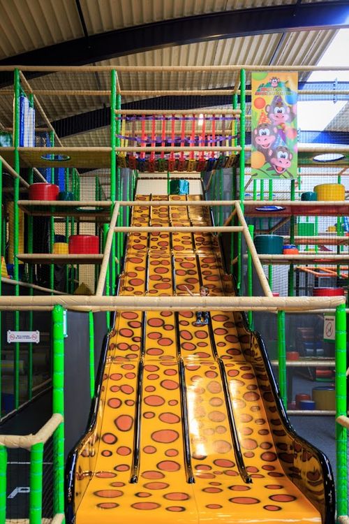 Hoge glijbaan in Monkey Town Indoor Speelparadijs Purmerend.