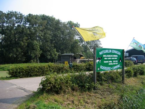Ingang met bord van de Camping Natuurlijk Genoegen