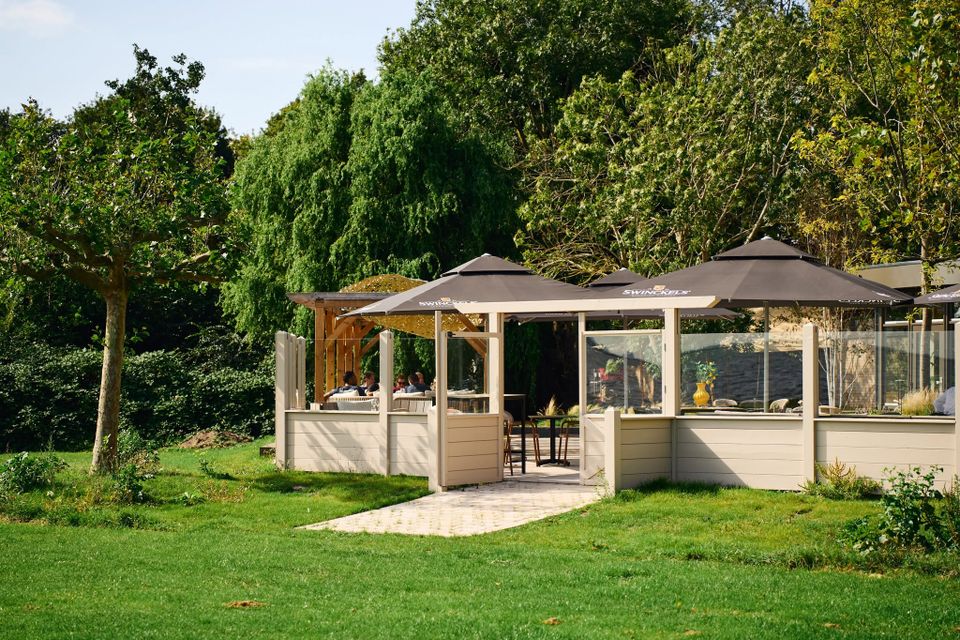Terras van atMirror op het Hemmeland in Monnickendam