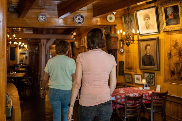 Twee dames lopen Hotel Spaander binnen en zien de kunstcollectie.