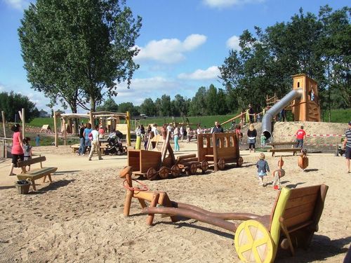 Verschillende speeltoestellen van speeltuin De Speelkraam in Purmerend.