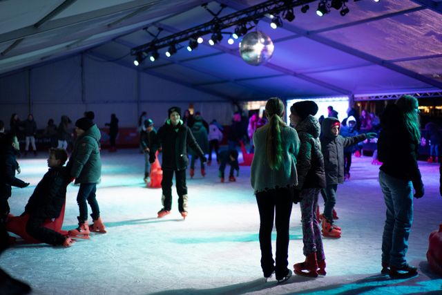 Mensen die aan het schaatsen zijn op de Koemarkt