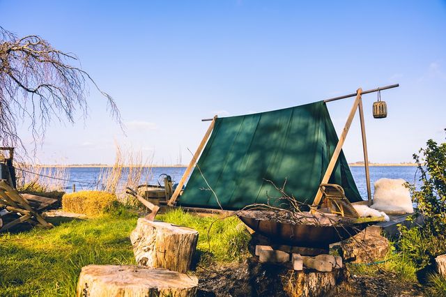 Unieke accommodatie in Noord-Holland: het kampeervlot van Flötten gevestigd in Katwoude, Waterland. Een prachtig gebied in Laag Holland.